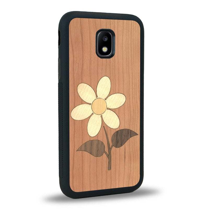 Coque de protection en bois véritable fabriquée en France pour Samsung J3 2017 alliant plusieurs essences de bois pour représenter une marguerite