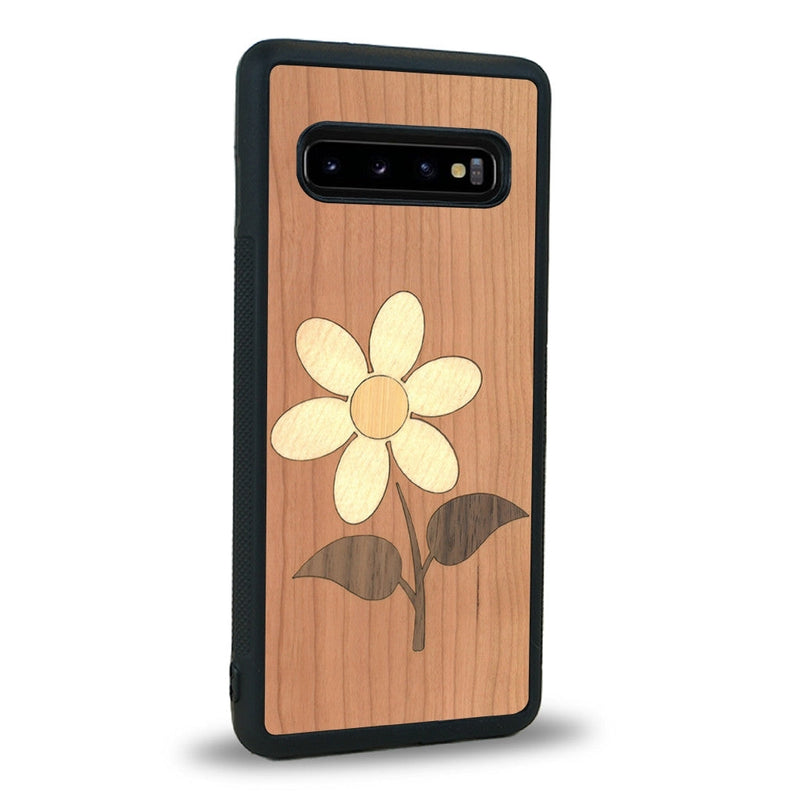 Coque de protection en bois véritable fabriquée en France pour Samsung S10 alliant plusieurs essences de bois pour représenter une marguerite