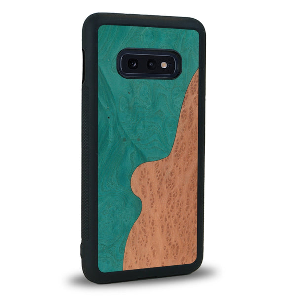 Coque de protection en bois véritable fabriquée en France pour Samsung S10E alliant plusieurs essences de bois pour représenter une plage paradisiaque