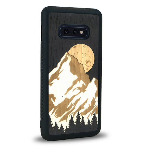 Coque de protection en bois véritable fabriquée en France pour Samsung S10E alliant plusieurs essences de bois pour représenter le mont Everest