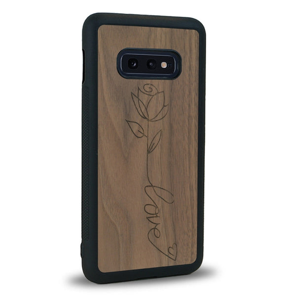 Coque de protection en bois véritable fabriquée en France pour Samsung S10E sur le thème de la fête des mères avec un motif représentant une fleur dont la tige forme le mot "love"