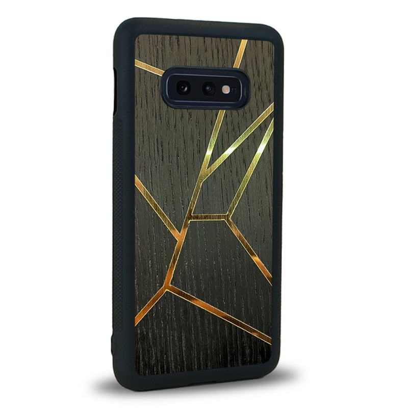 Coque de protection en bois véritable fabriquée en France pour Samsung S10E alliant plusieurs essences de bois pour représenter des fragments design