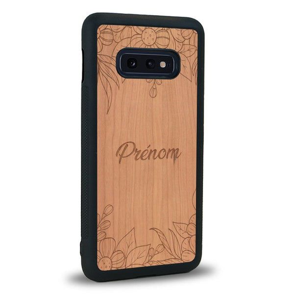 Coque de protection en bois véritable fabriquée en France pour Samsung S10E sur le thème de la fête des mères avec un motif représentant des fleurs et des feuilles