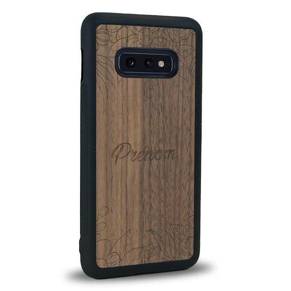 Coque de protection en bois véritable fabriquée en France pour Samsung S10E sur le thème de la fête des mères avec un motif représentant des fleurs et des feuilles