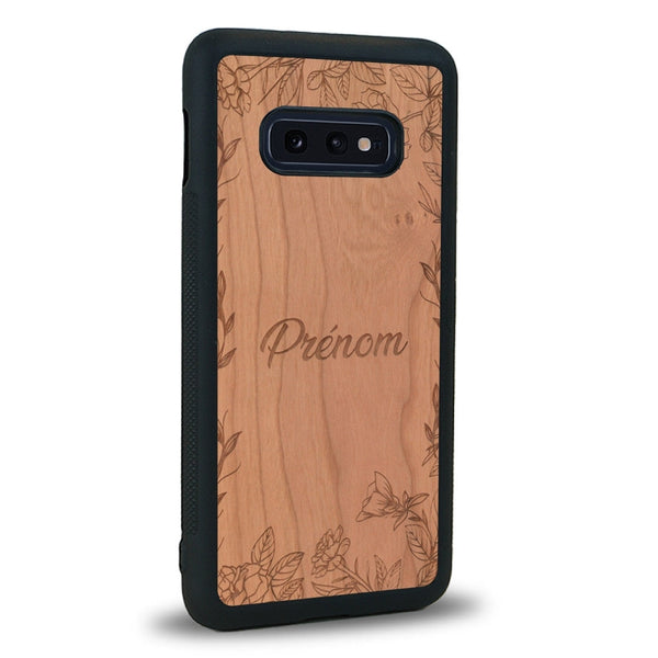 Coque de protection en bois véritable fabriquée en France pour Samsung S10E sur le thème de la fête des mères avec un motif représentant des fleurs et des feuilles