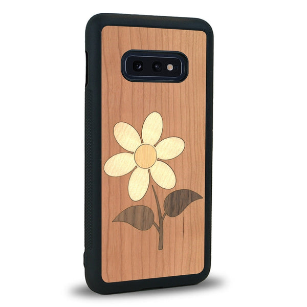 Coque de protection en bois véritable fabriquée en France pour Samsung S10E alliant plusieurs essences de bois pour représenter une marguerite