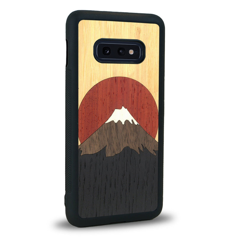 Coque de protection en bois véritable fabriquée en France pour Samsung S10E alliant plusieurs essences de bois pour représenter le mont Fuji