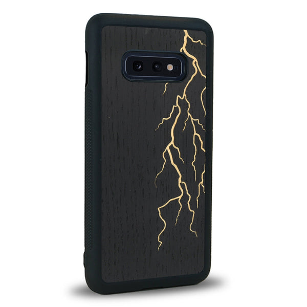 Coque de protection en bois véritable fabriquée en France pour Samsung S10E alliant plusieurs essences de bois pour représenter un éclair divin