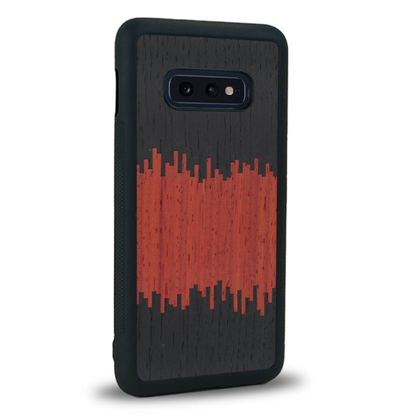 Coque de protection en bois véritable fabriquée en France pour Samsung S10E alliant plusieurs essences de bois pour représenter du magma en fusion