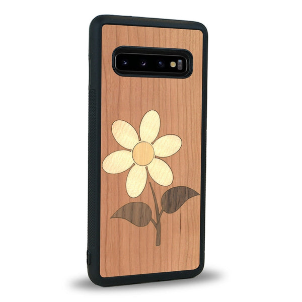 Coque de protection en bois véritable fabriquée en France pour Samsung S10+ alliant plusieurs essences de bois pour représenter une marguerite