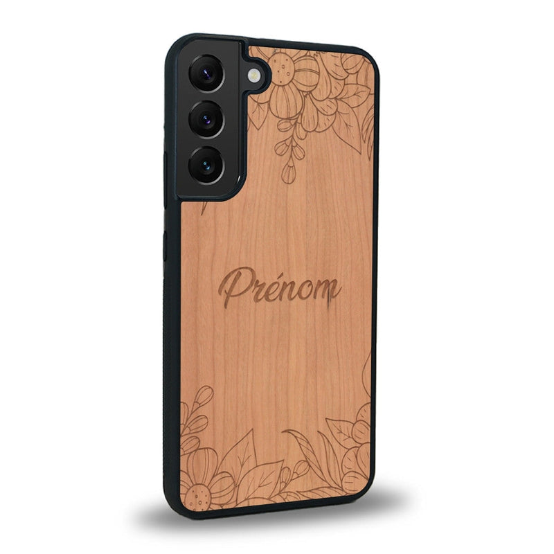 Coque de protection en bois véritable fabriquée en France pour Samsung S21FE sur le thème de la fête des mères avec un motif représentant des fleurs et des feuilles