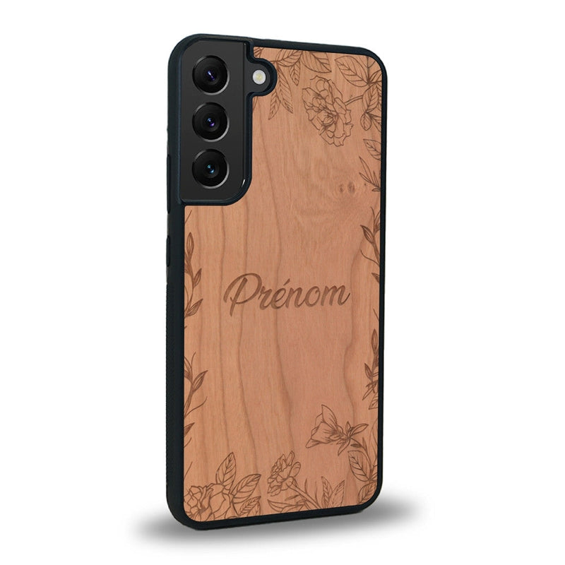 Coque de protection en bois véritable fabriquée en France pour Samsung S21FE sur le thème de la fête des mères avec un motif représentant des fleurs et des feuilles