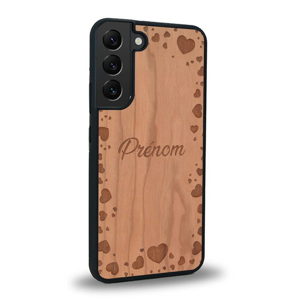 Coque de protection en bois véritable fabriquée en France pour Samsung S21FE sur le thème de la fête des mères avec un motif représentant des coeurs et des feuilles