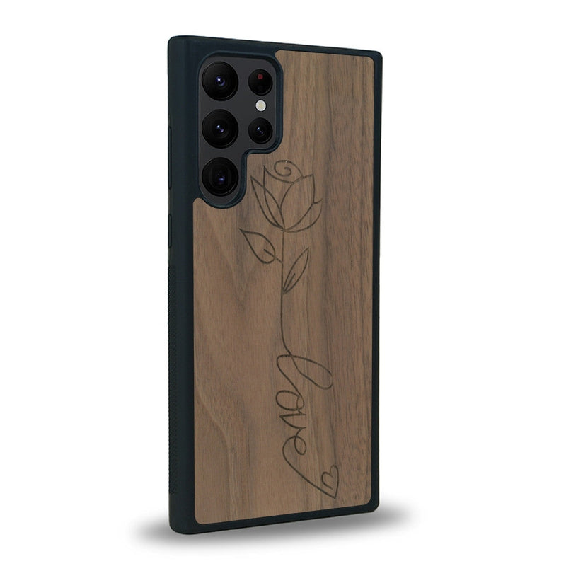 Coque de protection en bois véritable fabriquée en France pour Samsung S22 Ultra sur le thème de la fête des mères avec un motif représentant une fleur dont la tige forme le mot "love"