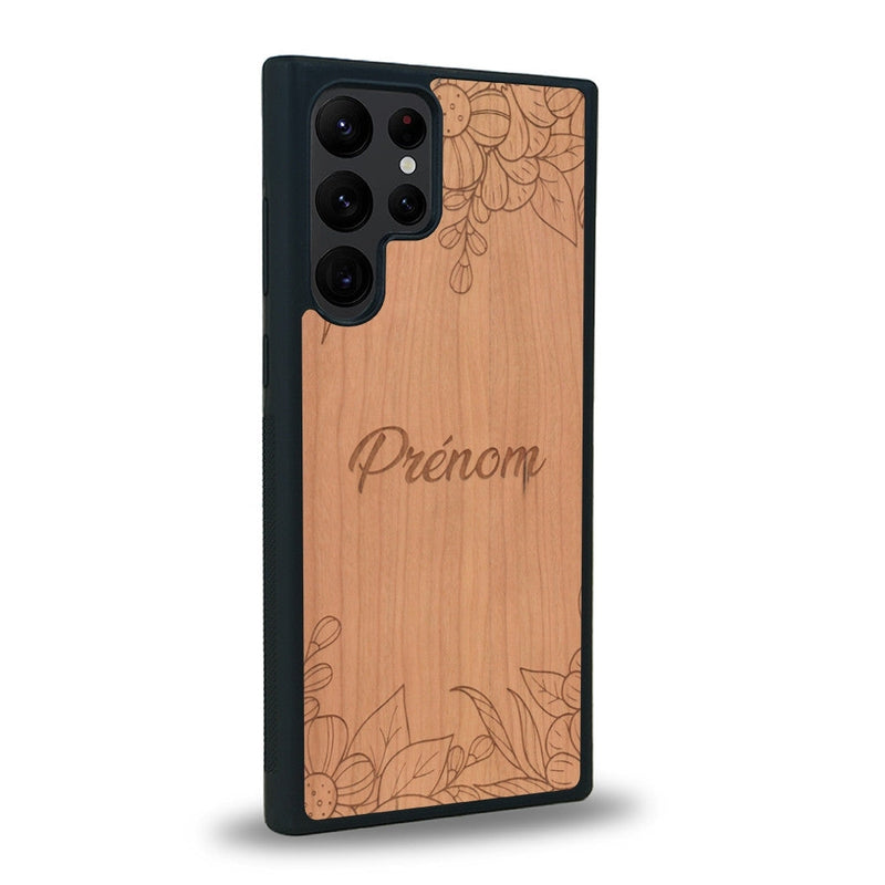 Coque de protection en bois véritable fabriquée en France pour Samsung S22 Ultra sur le thème de la fête des mères avec un motif représentant des fleurs et des feuilles