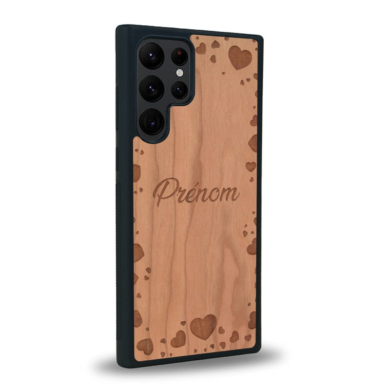 Coque de protection en bois véritable fabriquée en France pour Samsung S22 Ultra sur le thème de la fête des mères avec un motif représentant des coeurs et des feuilles