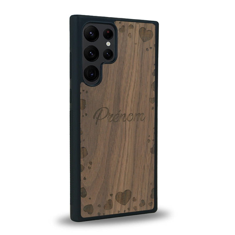 Coque de protection en bois véritable fabriquée en France pour Samsung S22 Ultra sur le thème de la fête des mères avec un motif représentant des coeurs et des feuilles