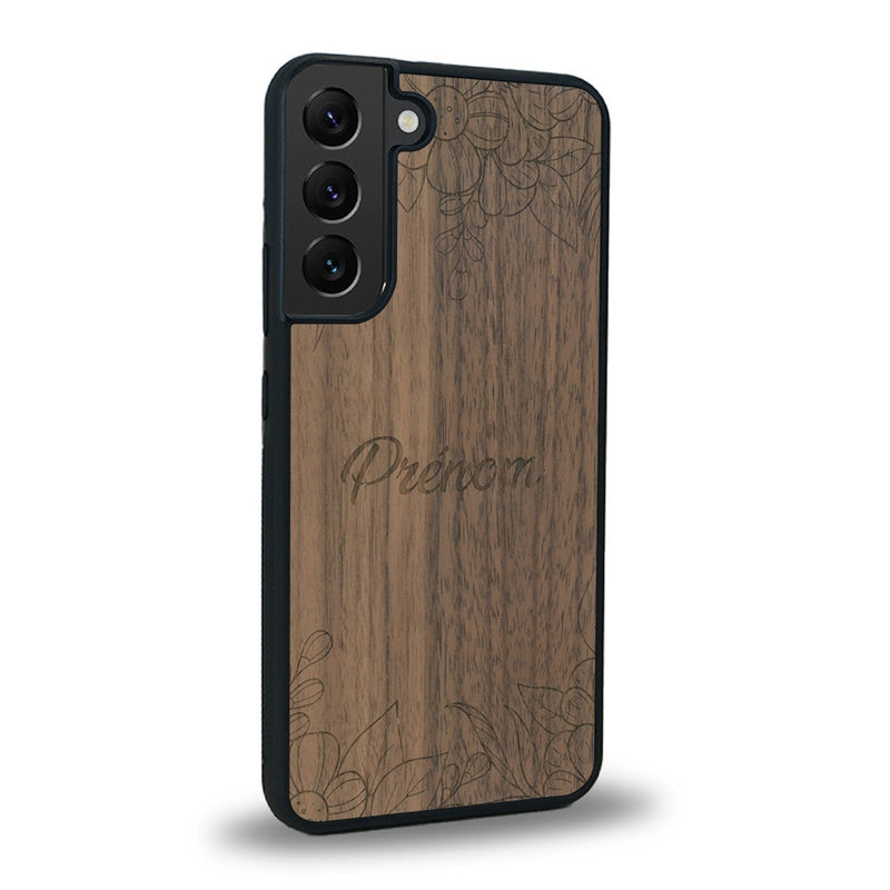 Coque de protection en bois véritable fabriquée en France pour Samsung S22+ sur le thème de la fête des mères avec un motif représentant des fleurs et des feuilles