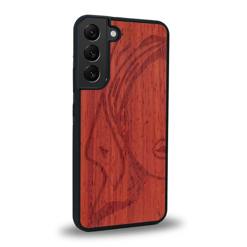 Coque de protection en bois véritable fabriquée en France pour Samsung S24 représentant une silhouette féminine épurée de type line art en collaboration avec l'artiste Maud Dabs