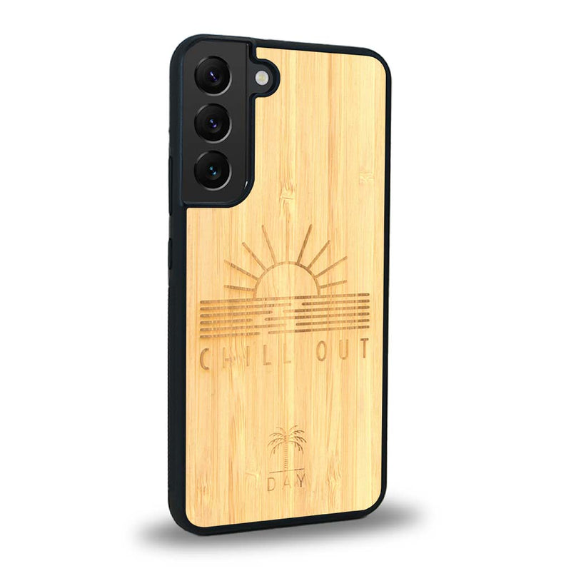 Coque de protection en bois véritable fabriquée en France pour Samsung S24 sur le thème chill avec un motif représentant un couché de soleil sur l'océan et la phrase "Chill out"