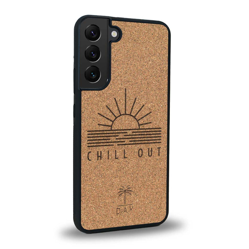 Coque de protection en bois véritable fabriquée en France pour Samsung S24 sur le thème chill avec un motif représentant un couché de soleil sur l'océan et la phrase "Chill out"