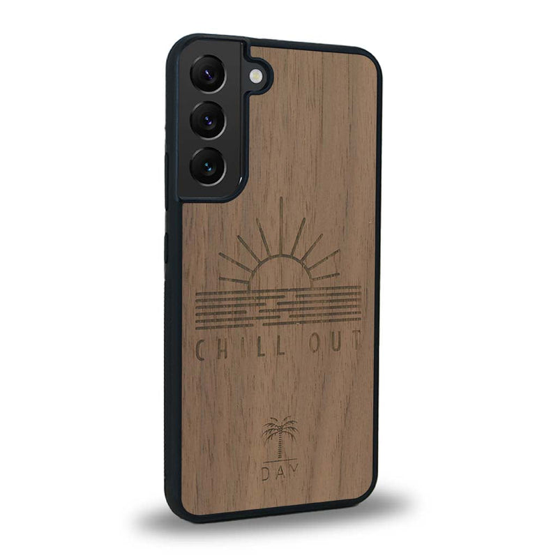 Coque de protection en bois véritable fabriquée en France pour Samsung S24 sur le thème chill avec un motif représentant un couché de soleil sur l'océan et la phrase "Chill out"