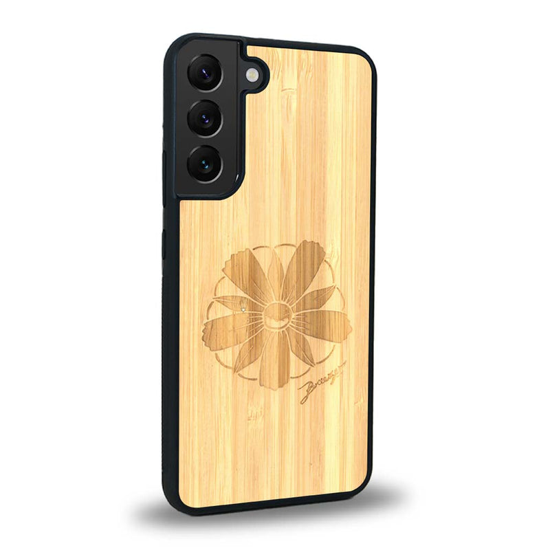 Coque de protection en bois véritable fabriquée en France pour Samsung S24 sur le thème des fleurs et de la montagne avec un motif de gravure représentant les pétales d'une fleur des montagnes