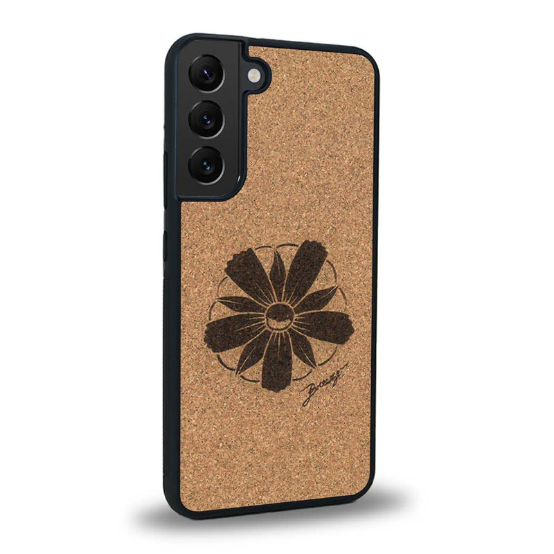 Coque de protection en bois véritable fabriquée en France pour Samsung S24 sur le thème des fleurs et de la montagne avec un motif de gravure représentant les pétales d'une fleur des montagnes