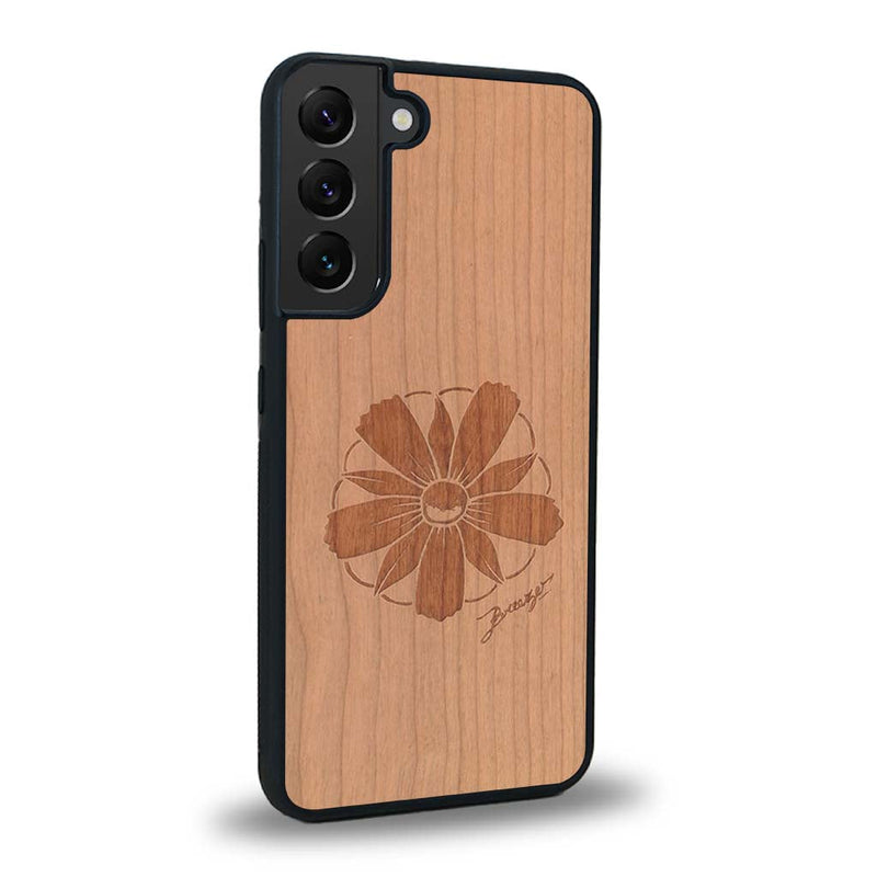 Coque de protection en bois véritable fabriquée en France pour Samsung S24 sur le thème des fleurs et de la montagne avec un motif de gravure représentant les pétales d'une fleur des montagnes