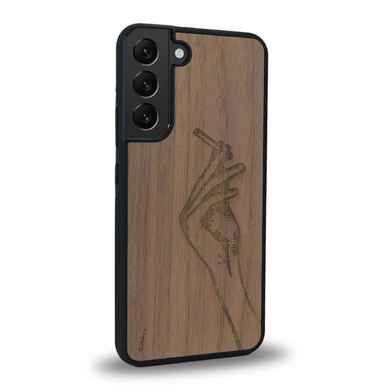 Coque de protection en bois véritable fabriquée en France pour Samsung S24 représentant une main de femme tenant une cigarette de type line art en collaboration avec l'artiste Maud Dabs