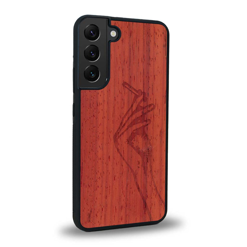 Coque de protection en bois véritable fabriquée en France pour Samsung S24 représentant une main de femme tenant une cigarette de type line art en collaboration avec l'artiste Maud Dabs