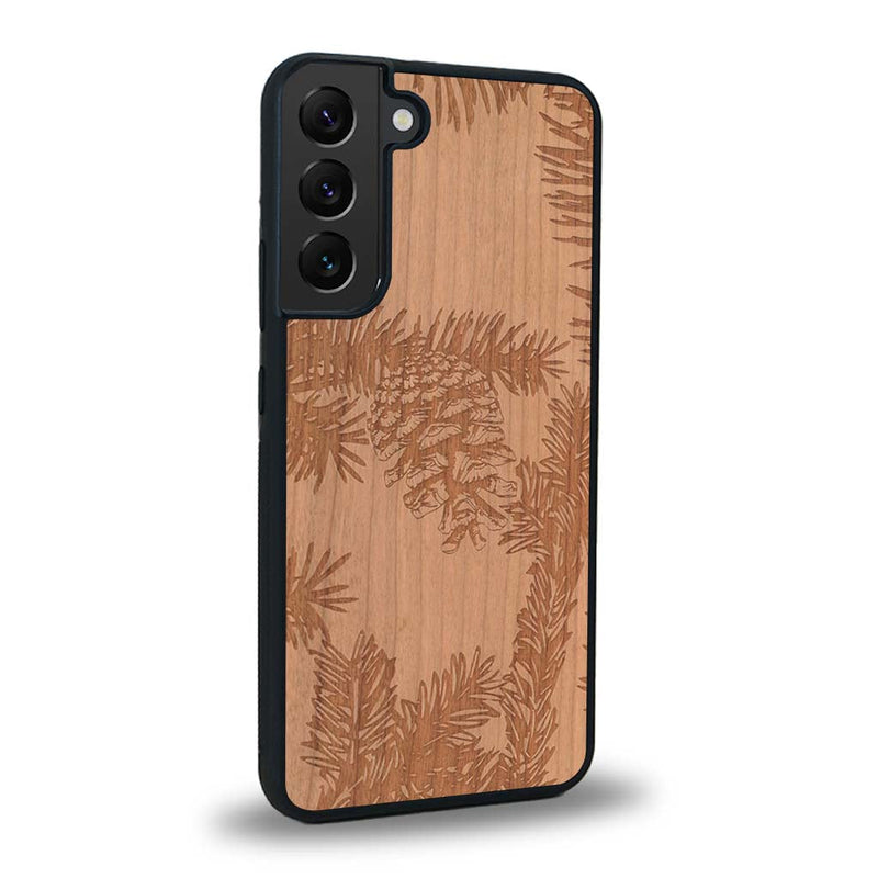 Coque de protection en bois véritable fabriquée en France pour Samsung S24 sur le thème de la nature des arbres avec un motif de gravure représentant des épines de sapin et des pommes de pin