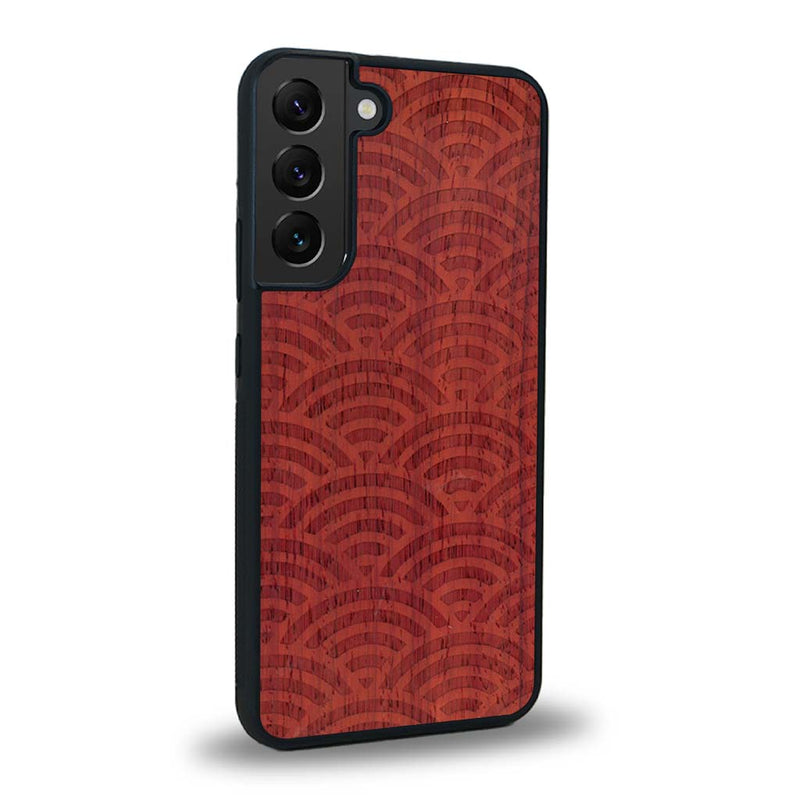 Coque de protection en bois véritable fabriquée en France pour Samsung S24 baptisée "La Sinjak" avec un motif de gravure abstrait représentant la répétition d'un symbole wifi