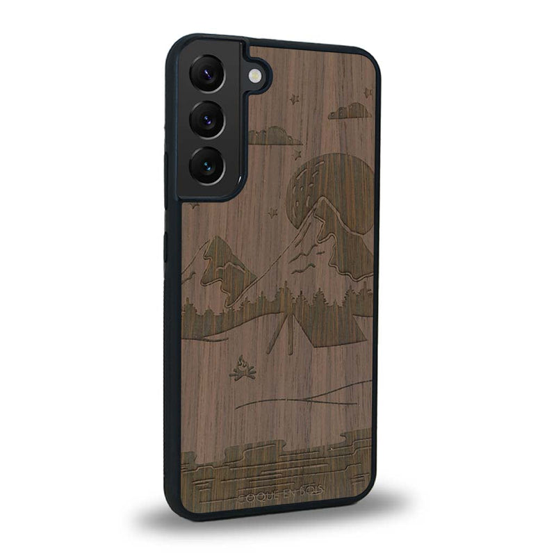 Coque de protection en bois véritable fabriquée en France pour Samsung S24 sur le thème du camping en pleine nature représentant une tente avec un feu de camp entouré de montagnes