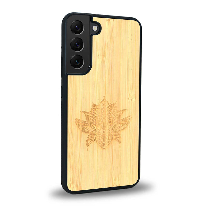 Coque de protection en bois véritable fabriquée en France pour Samsung S24 sur le thème de la nature et du yoga avec une gravure zen représentant une fleur de lotus