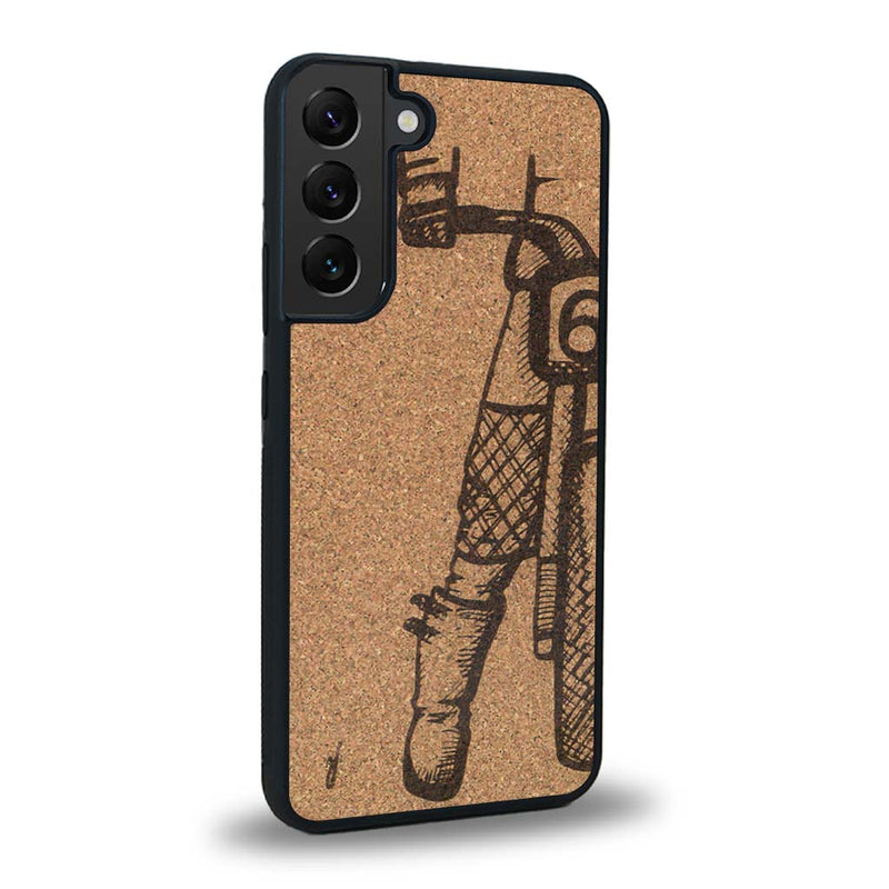 Coque de protection en bois véritable fabriquée en France pour Samsung S24 représentant une vue de face d'une femme sur une moto vintage dessinée à la main par l'artiste Maud Dabs