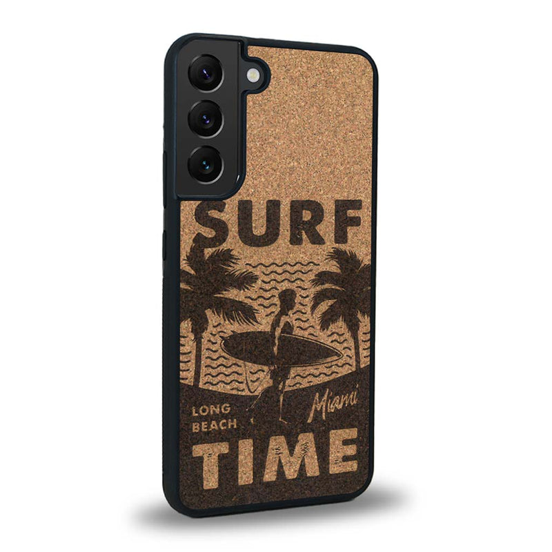 Coque de protection en bois véritable fabriquée en France pour Samsung S24 sur le thème chill avec un motif représentant une silouhette tenant une planche de surf sur une plage entouré de palmiers et les mots "Surf Time Long Beach Miami"