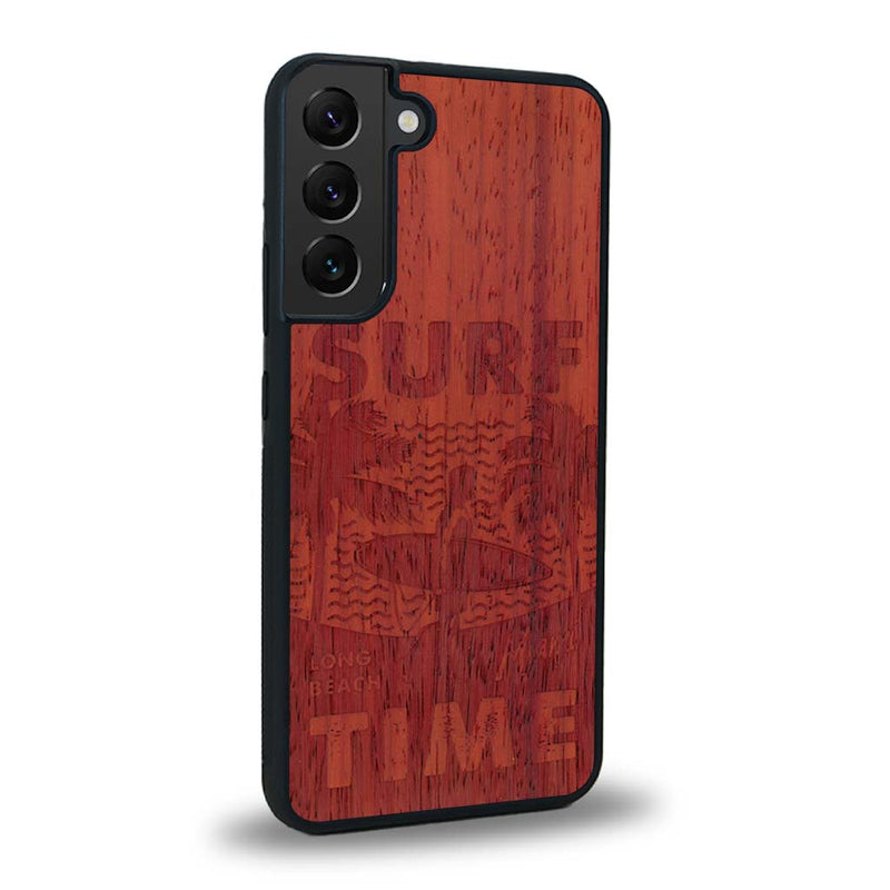 Coque de protection en bois véritable fabriquée en France pour Samsung S24 sur le thème chill avec un motif représentant une silouhette tenant une planche de surf sur une plage entouré de palmiers et les mots "Surf Time Long Beach Miami"