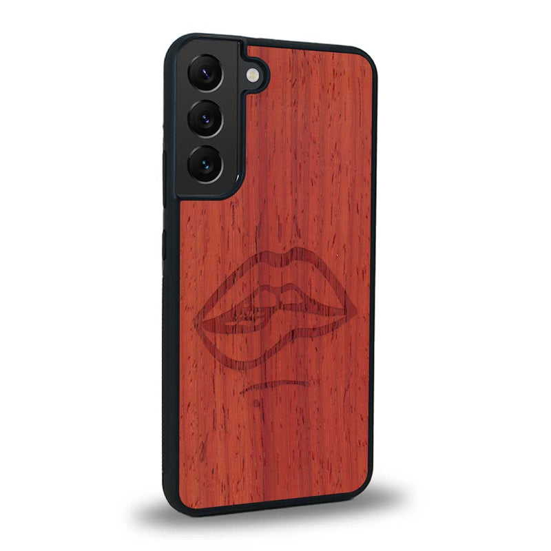 Coque de protection en bois véritable fabriquée en France pour Samsung S24 représentant de manière minimaliste une bouche de féminine se mordant le coin de la lèvre de manière sensuelle dessinée à la main par l'artiste Maud Dabs