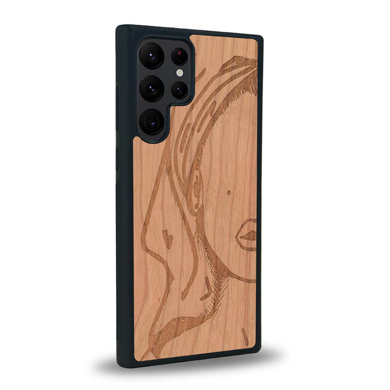 Coque de protection en bois véritable fabriquée en France pour Samsung S24 Ultra représentant une silhouette féminine épurée de type line art en collaboration avec l'artiste Maud Dabs