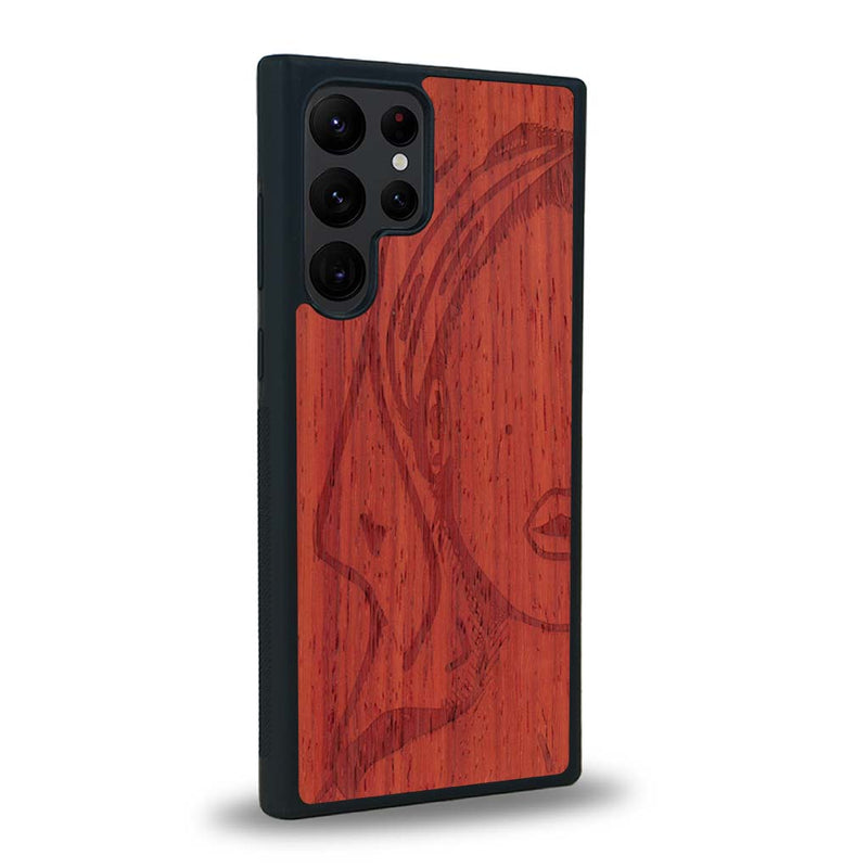 Coque de protection en bois véritable fabriquée en France pour Samsung S24 Ultra représentant une silhouette féminine épurée de type line art en collaboration avec l'artiste Maud Dabs