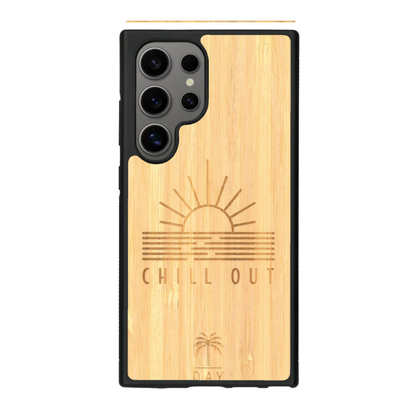 Coque de protection en bois véritable fabriquée en France pour Samsung S24 Ultra sur le thème chill avec un motif représentant un couché de soleil sur l'océan et la phrase "Chill out"