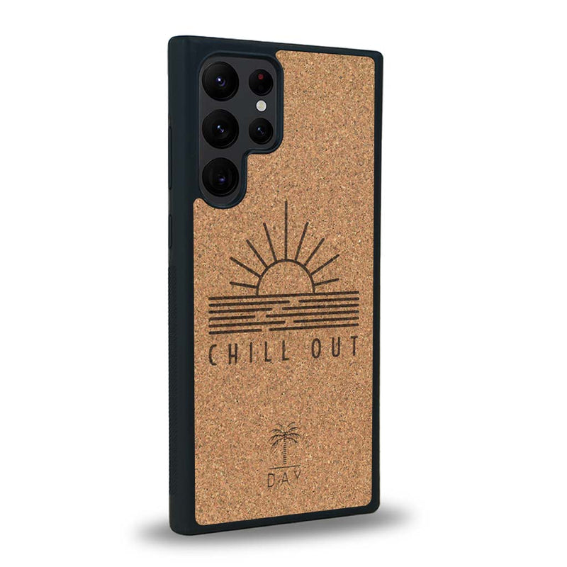 Coque de protection en bois véritable fabriquée en France pour Samsung S24 Ultra sur le thème chill avec un motif représentant un couché de soleil sur l'océan et la phrase "Chill out"