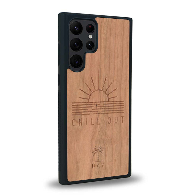 Coque de protection en bois véritable fabriquée en France pour Samsung S24 Ultra sur le thème chill avec un motif représentant un couché de soleil sur l'océan et la phrase "Chill out"