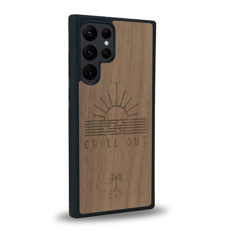 Coque de protection en bois véritable fabriquée en France pour Samsung S24 Ultra sur le thème chill avec un motif représentant un couché de soleil sur l'océan et la phrase "Chill out"