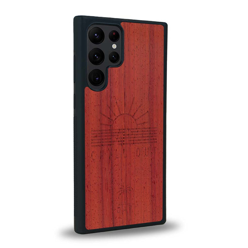 Coque de protection en bois véritable fabriquée en France pour Samsung S24 Ultra sur le thème chill avec un motif représentant un couché de soleil sur l'océan et la phrase "Chill out"