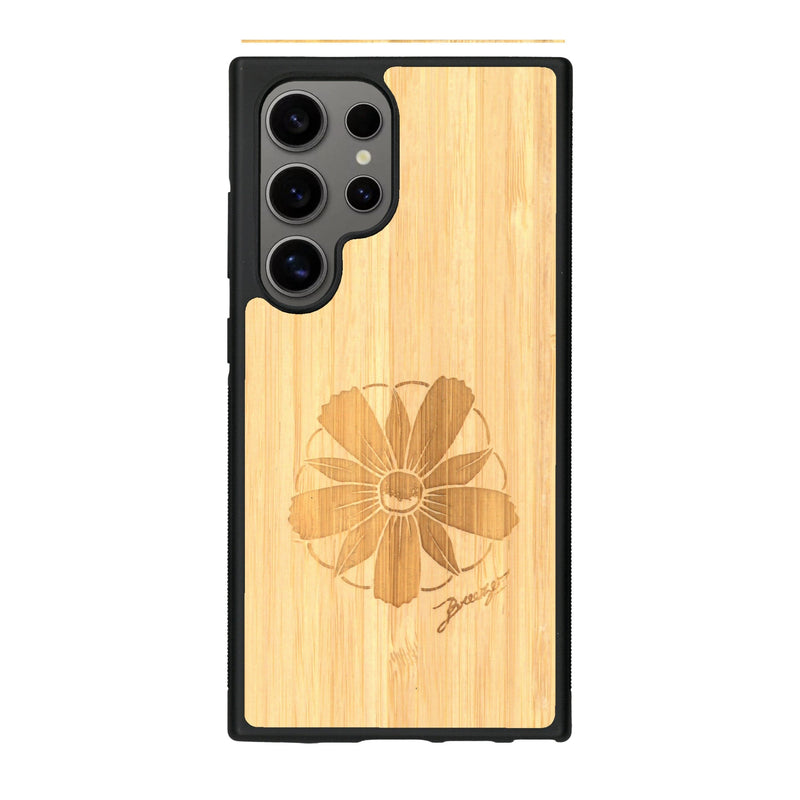 Coque de protection en bois véritable fabriquée en France pour Samsung S24 Ultra sur le thème des fleurs et de la montagne avec un motif de gravure représentant les pétales d'une fleur des montagnes