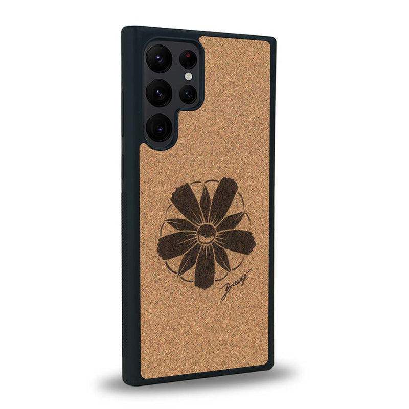 Coque de protection en bois véritable fabriquée en France pour Samsung S24 Ultra sur le thème des fleurs et de la montagne avec un motif de gravure représentant les pétales d'une fleur des montagnes