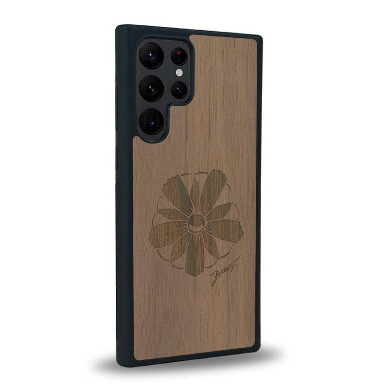 Coque de protection en bois véritable fabriquée en France pour Samsung S24 Ultra sur le thème des fleurs et de la montagne avec un motif de gravure représentant les pétales d'une fleur des montagnes