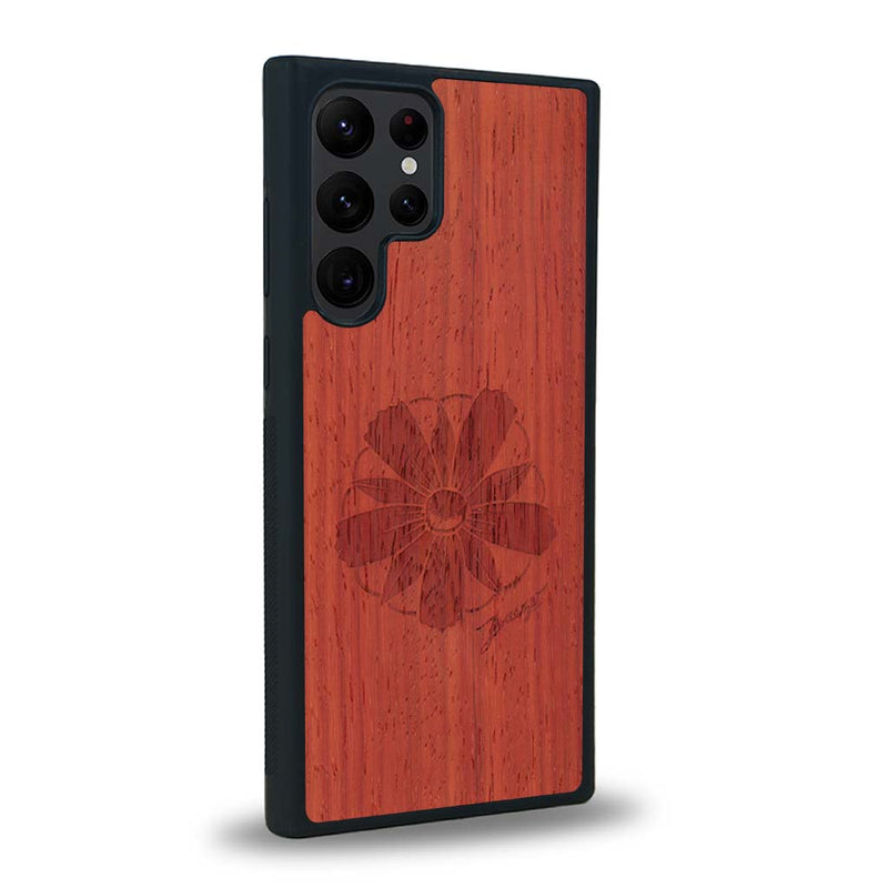 Coque de protection en bois véritable fabriquée en France pour Samsung S24 Ultra sur le thème des fleurs et de la montagne avec un motif de gravure représentant les pétales d'une fleur des montagnes